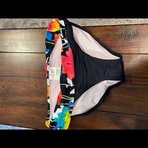 NWOT ANNE COLE
Women's Black Swimwear Size M Flower Fold Over Waist